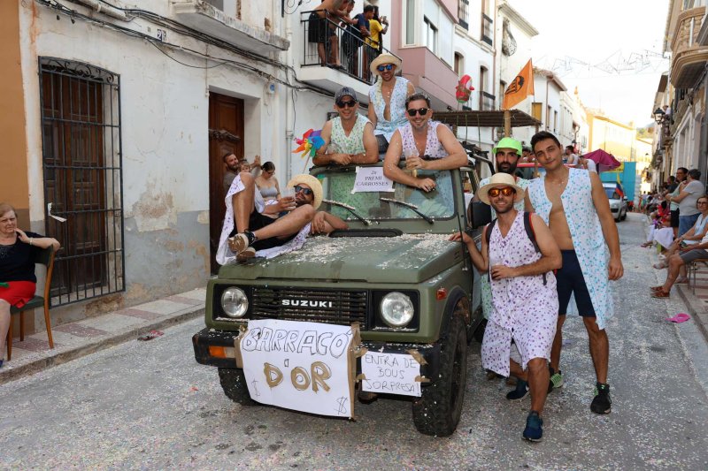 Les carrosses de Gata omplin el recorregut d’enginy, confeti,… i crítiques per l’entrada de bous “sorpresa” Les carrosses de Gata omplin el recorregut d’enginy, confeti,… i crítiques per l’entrada de bous “sorpresa”